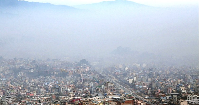 वर्षासँगै घट्यो काठमाडौंको प्रदूषण, आज ५० औं स्थानमा
