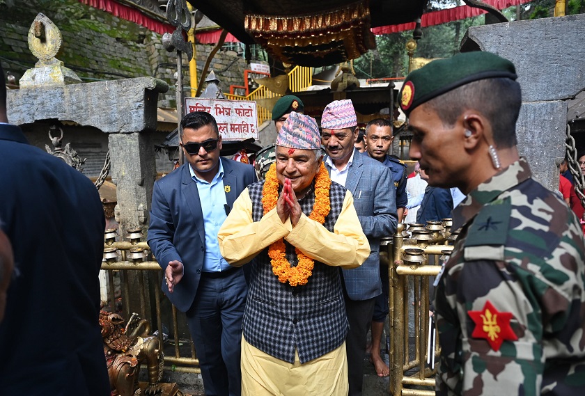 दक्षिणकाली दर्शनका लागि पुगे राष्ट्रपति पौडेल